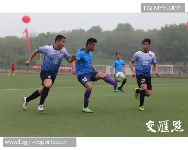 校园足球赛激情四溢展现青春活力师生齐心共创精彩瞬间