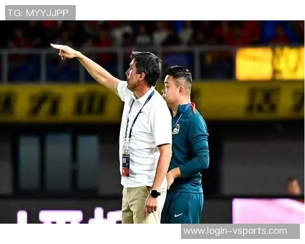 足球俱乐部欠薪风波引发球员不满和球迷关注,如何解决这一困境成焦点